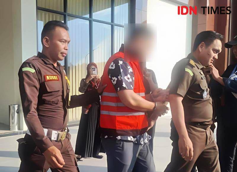 DR tersangka korupsi digiring petugas Kejaksaan PPU (IDN Times/Ervan)