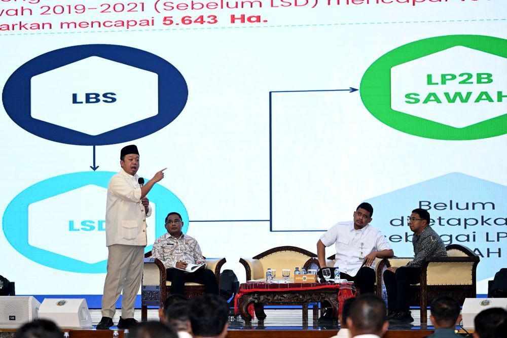 Menteri ATR/BPN Nusron Wahid menggelar rapat bersama Pemprov Sumut membahas penyelesaian lahan eks HGU, Rabu (7/5/2025). (Dok Diskominfo Sumut)