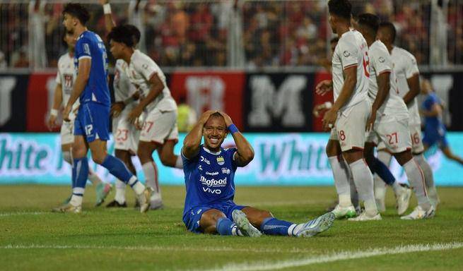 Bek Persib, Gustavo Franca, saat bermain vs Malut United. (Dok. Persib)