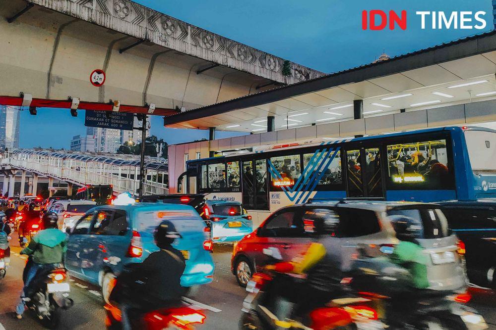 Bus TransJakarta Terbakar di Cengkareng, Damkar Kerahkan 18 Unit