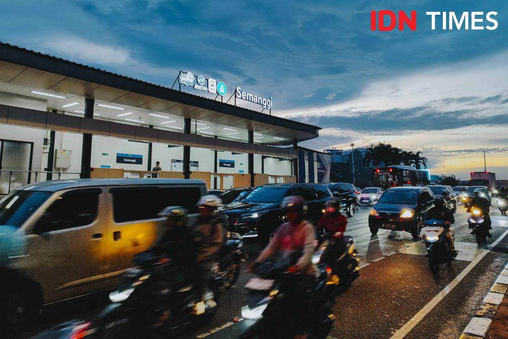 Halte TransJakarta Semanggi. (IDN Times/Herka Yanis)