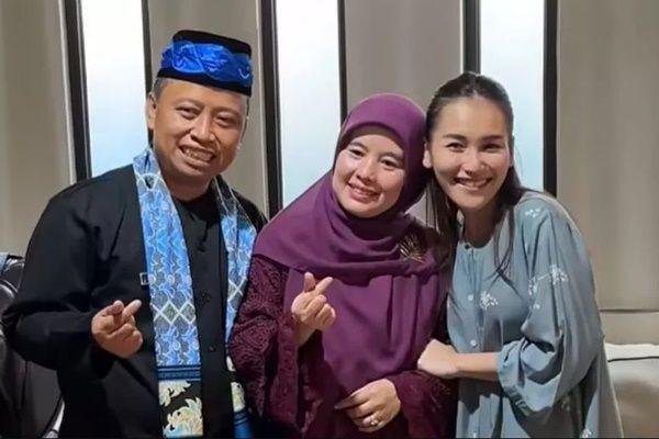 7 Potret Ayu Ting Ting Kedatangan Walikota Depok di Rumahnya