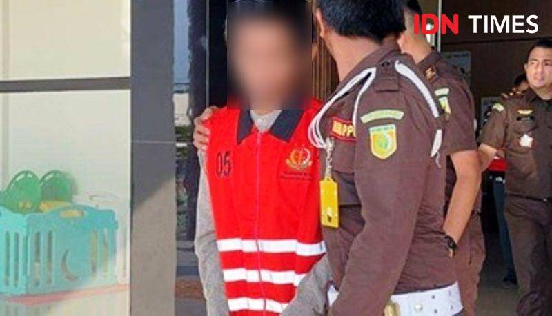 Honorer Dinas PUPR PPU DR tersangka korupsi digiring ke tahanan Polres PPU oleh petugas Kejaksaan (IDN Times/Ervan)
