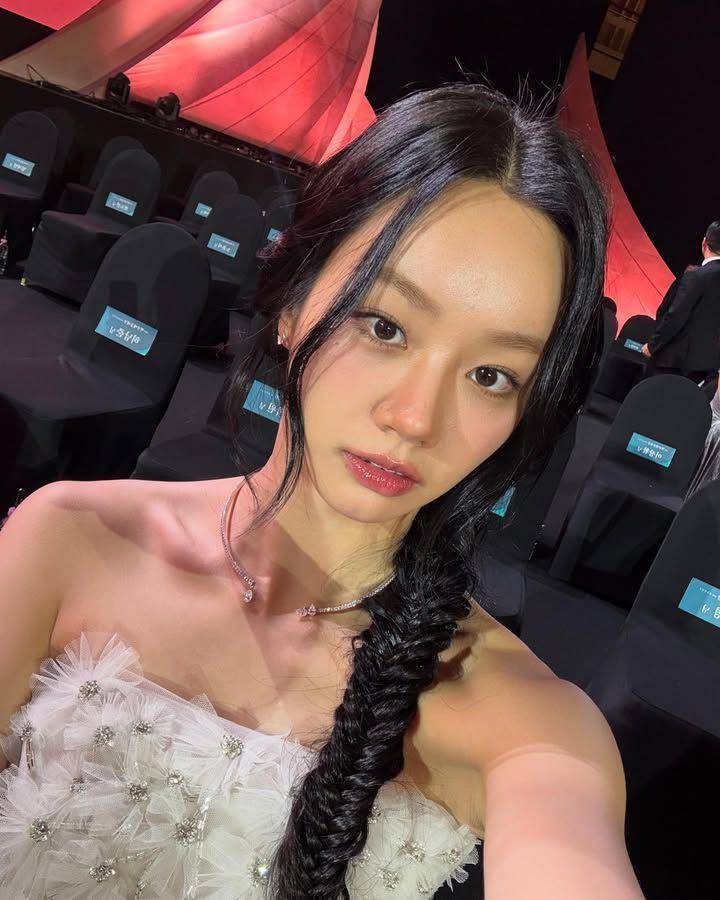 inspirasi makeup artis Korea di baeksang arts awards 2025 (instagram.com/hyeri_0609)