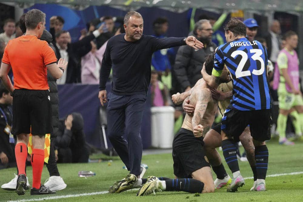 Pemain Inter Milan selebrasi di depan Pelatih Barcelona, Hansi Flick. (AP Photo/Antonio Calanni)