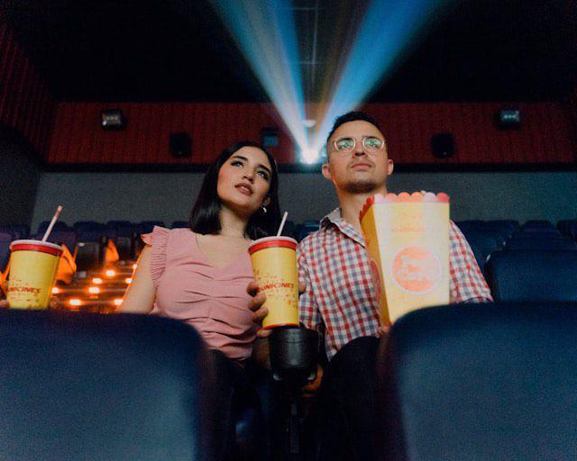 Ilustrasi pasangan sedang nonton bioskop (unsplash.com/Felipe Bustillo)