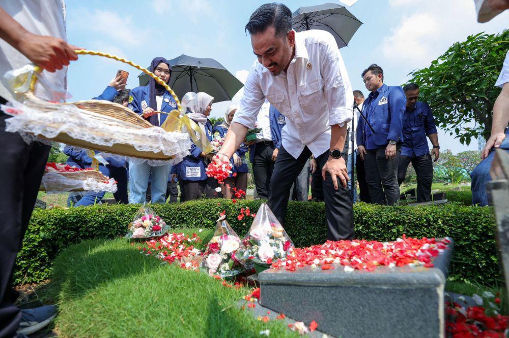 Kenang Reformasi 1998, Ketum IKA Trisakti Ziarah ke Makam Mahasiswa