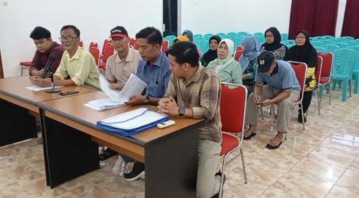 Puluhan purnawirawan TNI dan keluarga melaporkan mantan panitia pengadaan tanah ke Denpom II Sriwijaya (Dok: Kuasa Hukum korban)