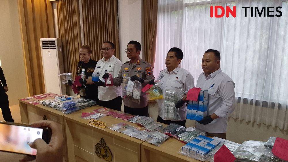 Kapolresta Banyumas Kombes Pol Ari Wibowo (tengah) bersama kasat narkoba Kompol Willy Budianto (kedua dari kanan) saat menunjukkan barang bukti yang disita, Rabu (7/5/2025).(IDN Times/Cokie Sutrisno)