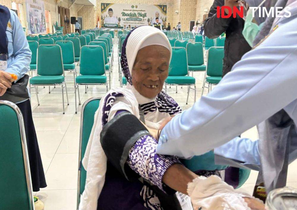 Nenek Sutiah Sunyoto, jemaah haji tertua dari Provinsi Lampung di tahun ini usia 107 tahun. (IDN Times/Tama Yudha Wiguna).
