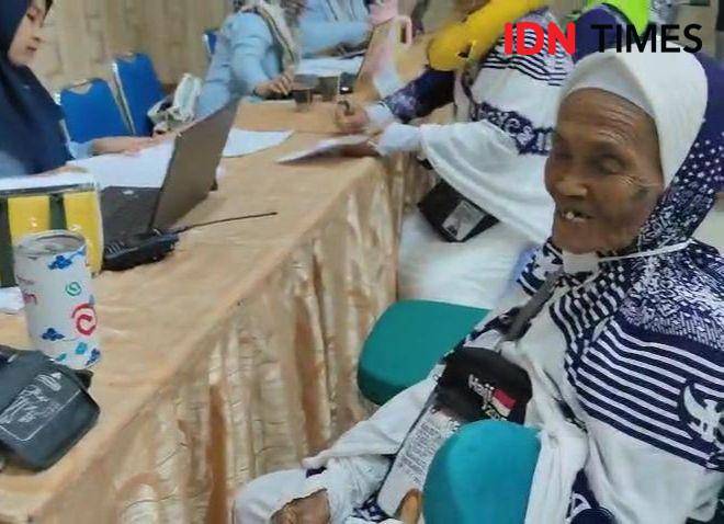 Nenek Sutiah Sunyoto, jemaah haji tertua dari Provinsi Lampung di tahun ini usia 107 tahun. (IDN Times/Tama Yudha Wiguna).