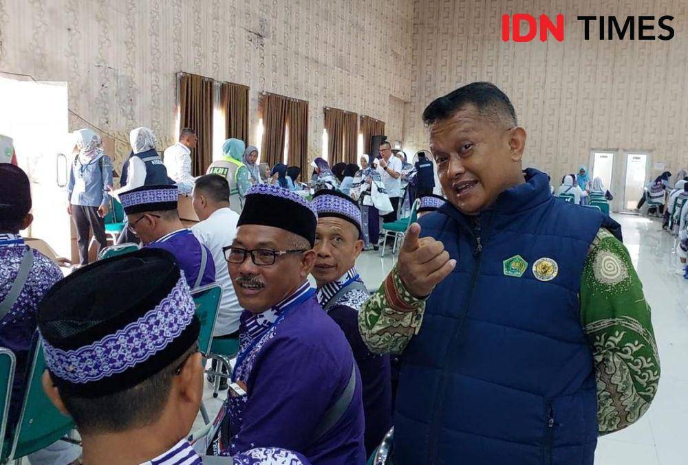 Pemeriksaan jelang keberangkatan jemaah haji kloter 19 asal Lampung Selatan. (IDN Times/Tama Yudha Wiguna).