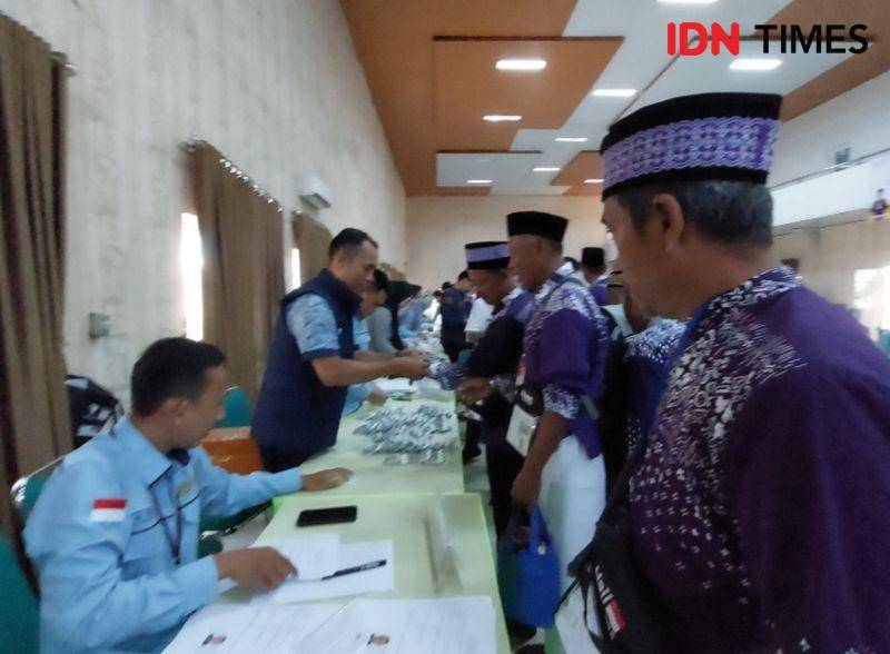 Pemeriksaan jelang keberangkatan jemaah haji kloter 19 asal Lampung Selatan. (IDN Times/Tama Yudha Wiguna).