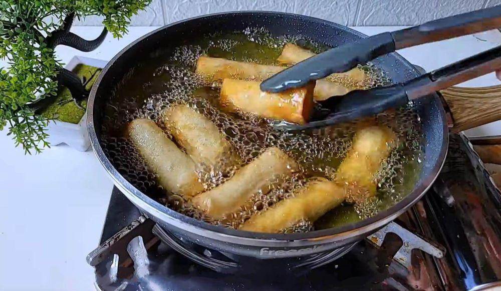 ilustrasi menggoreng lumpia bakso mercon (YouTube.com/PAP COOK)