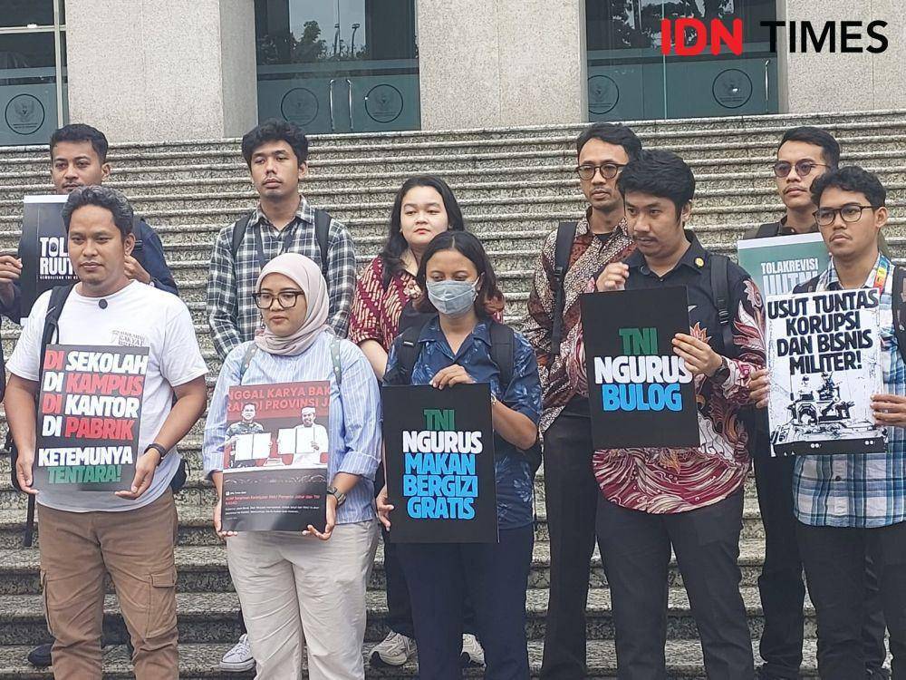 Koalisi masyarakat sipil ajukan gugatan formil terkait Undang-Undang TNI tahun 2025 ke Mahkamah Konstitusi. (IDN Times/Santi Dewi)