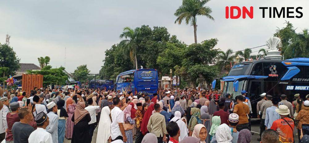Inin Nastain/ keluarga calhaj melepas bus rombongan