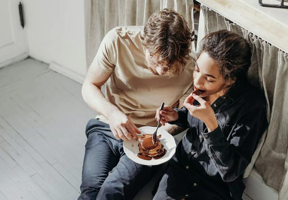 5 Tanda Hubungan Sehat dari Cara Kalian Makan Bersama, Relate?