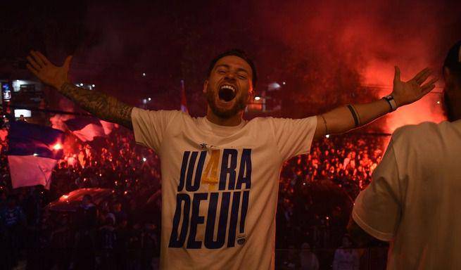 Kapten Persib bandung, Marc Klok, selebrasi usai Persib raih gelar juara. (Dok. Persib)