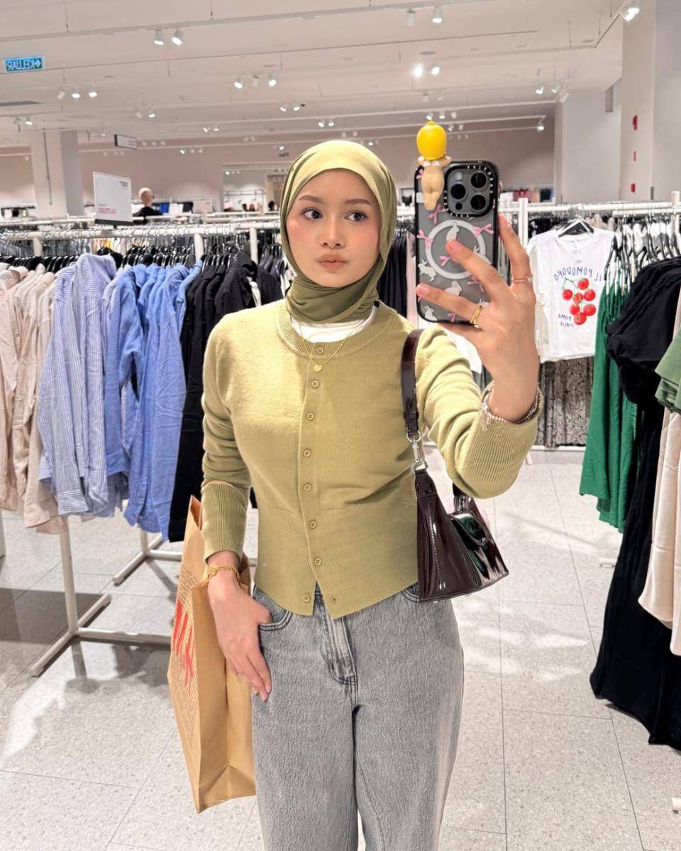 Inspirasi OOTD ala Erna Liyana (instagram.com/yana.strawberry)