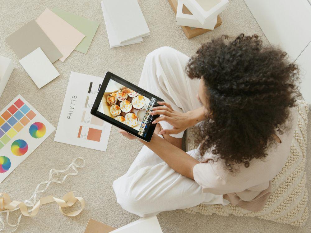 ilustrasi orang menggunakan tablet (pexels.com/Anna Nekrashevich)