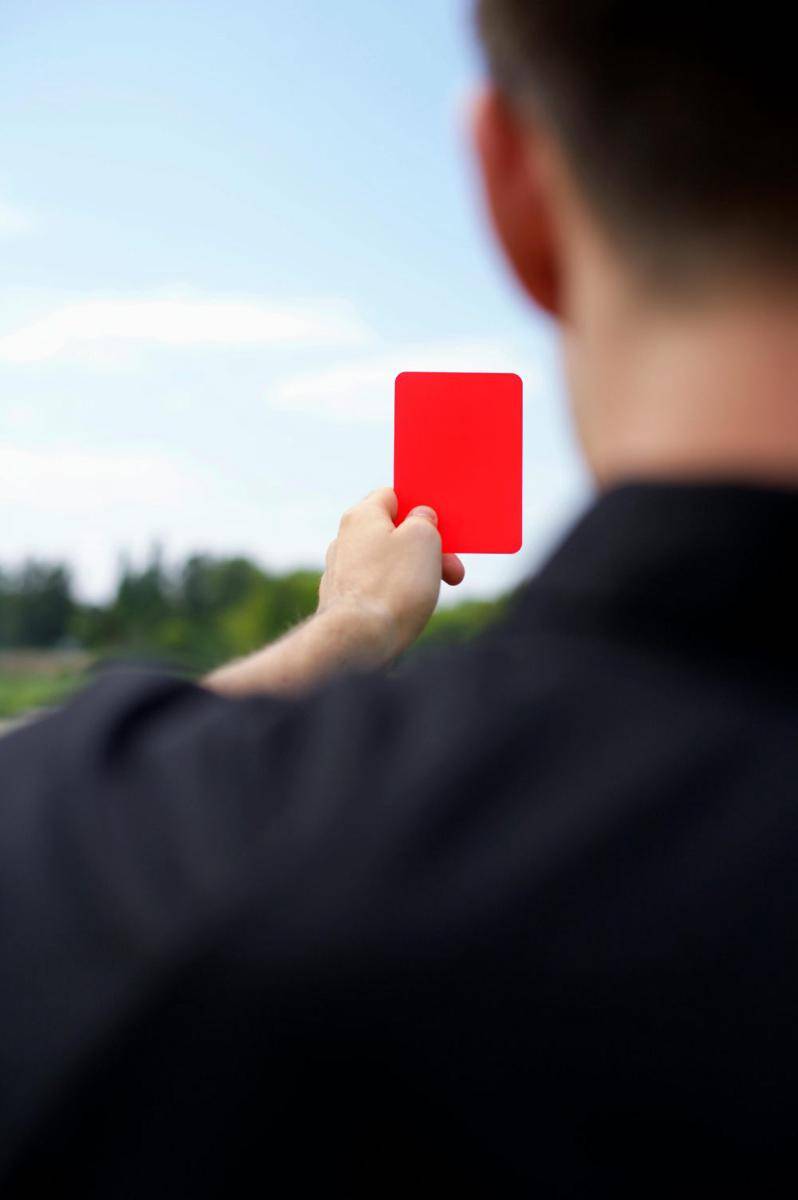 Wasit memberikan kartu merah (pexels.com/BOOM)