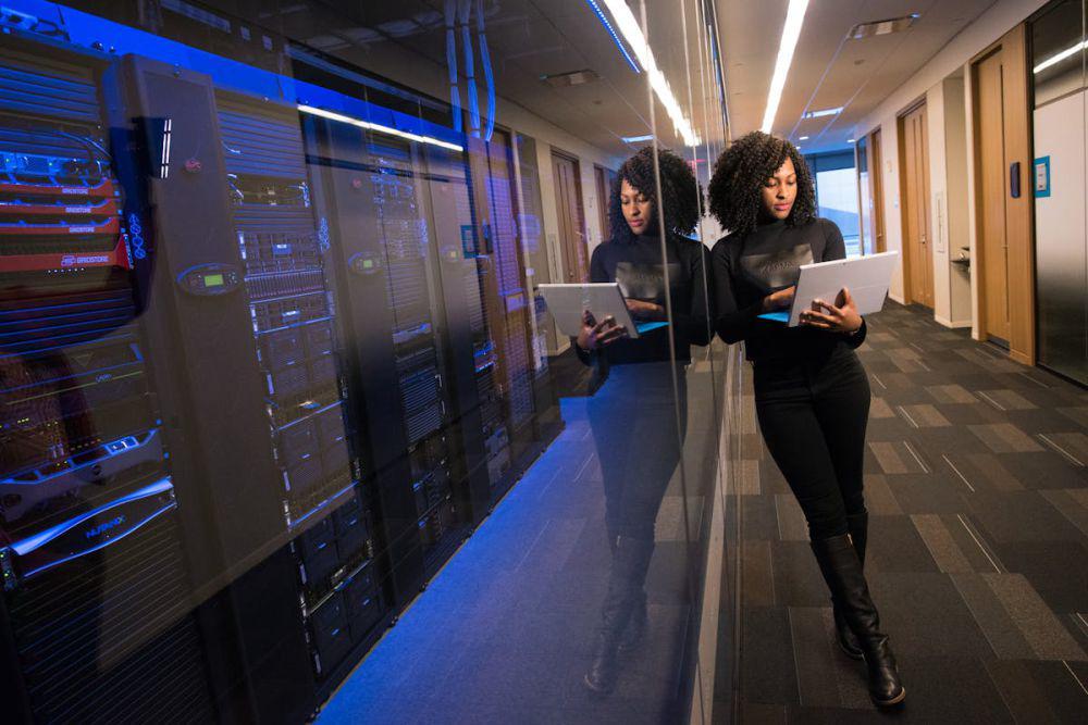 ilustrasi data center (pexels.com/Christina Morillo)