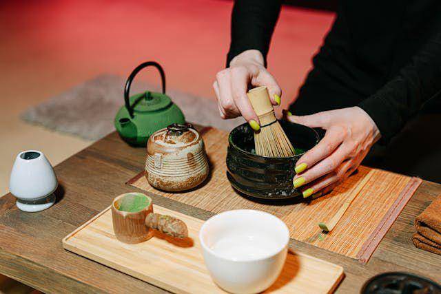 Ilustrasi membuat matcha (pexels.com/Ivan Samkov)