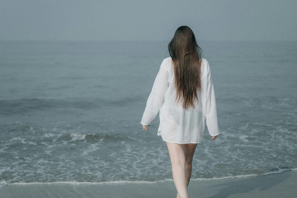 5 Tips Bergaya di Pantai Memakai Kemeja, Santai tapi Tetap Modis
