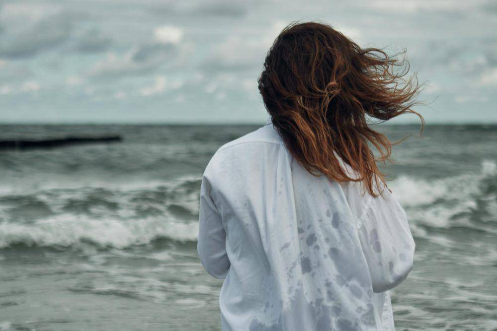 ilustrasi memakai kemeja di pantai (pexels.com/Roxy Svydovetska)