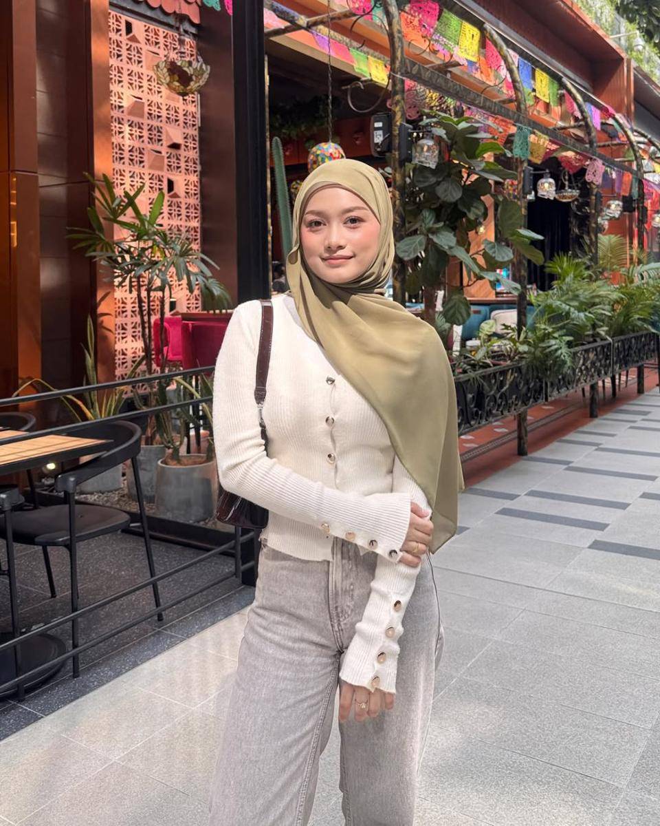 Inspirasi OOTD ala Erna Liyana (instagram.com/yana.strawberry)