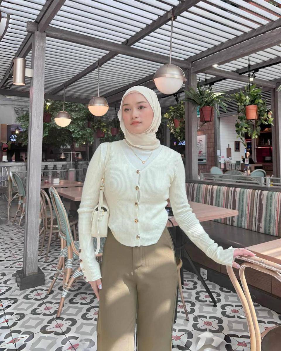 Inspirasi OOTD ala Erna Liyana (instagram.com/yana.strawberry)