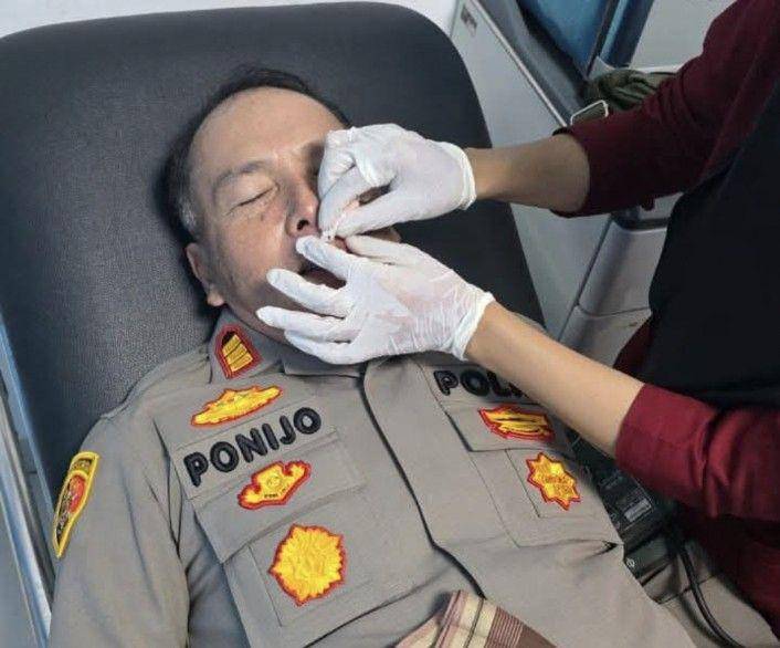AKP Ponijo mendapat perawatan setelah terkena lemparan tawuran (Dok.Istimewa)