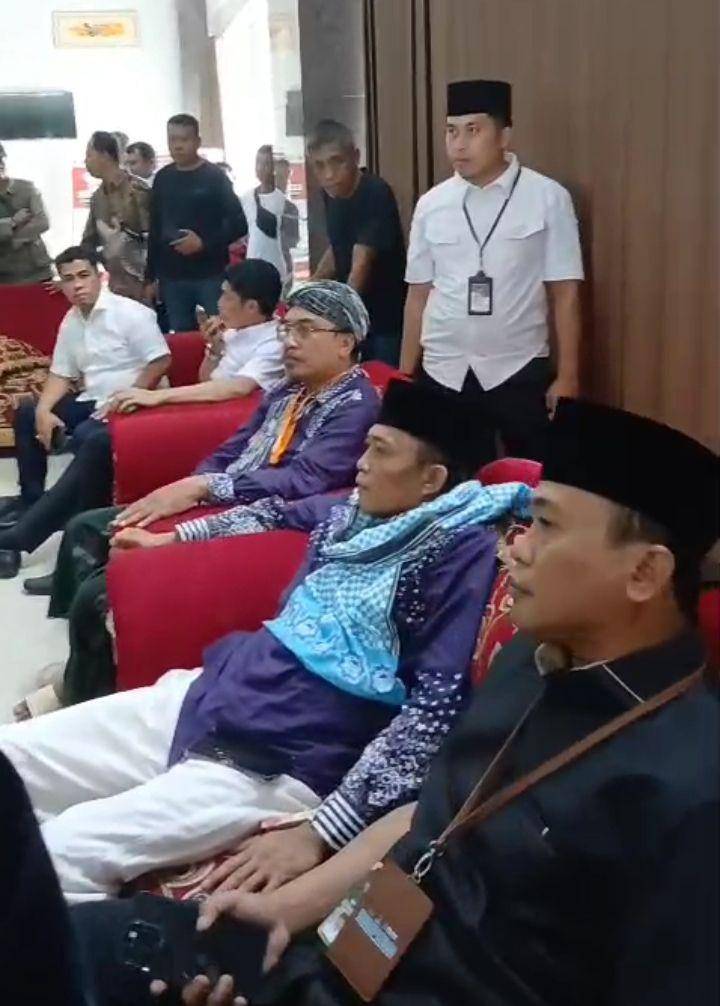 Kepala Kanwil Kemenag NTB Zamroni Aziz menerima massa dari Lombok Tengah di Asrama Haji NTB, Rabu (7/5/2025). (dok. Istimewa)