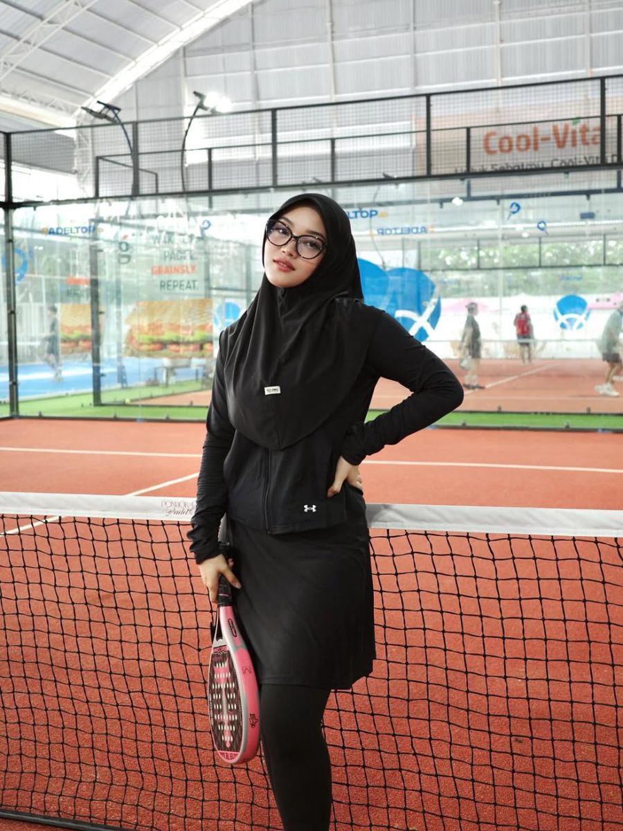 Putri Delina bermain padel (instagram.com/putridelinaa)