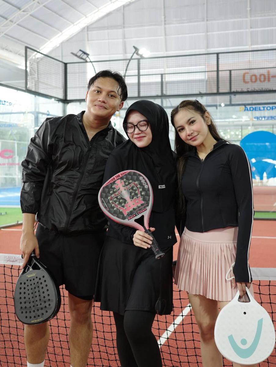 Putri Delina bermain padel (instagram.com/putridelinaa)