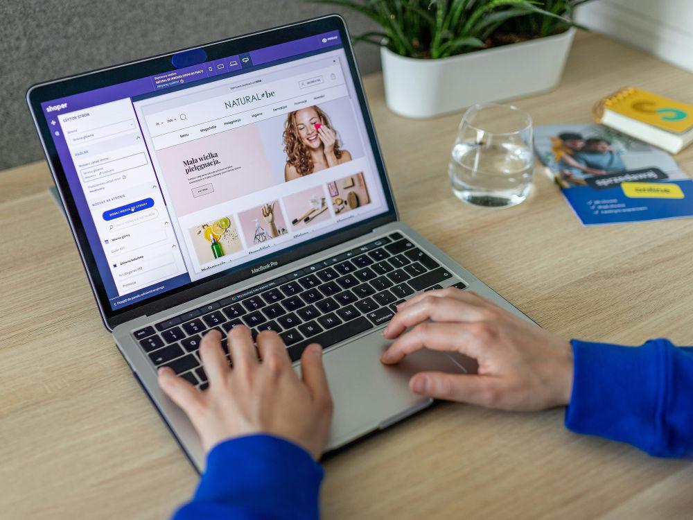 ilustrasi mengetik di laptop (unsplash.com/Shoper)