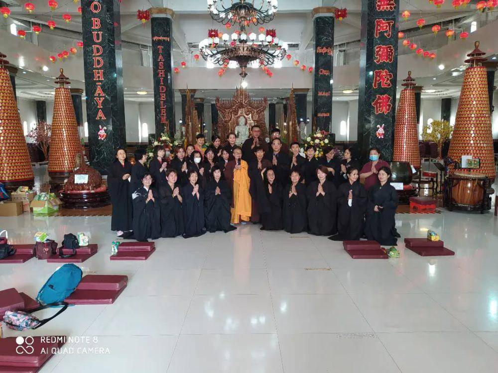 para umat yang beribadah di dalam pagoda Taman Alam Lumbini (instagram.com/tamanalamlumbini)