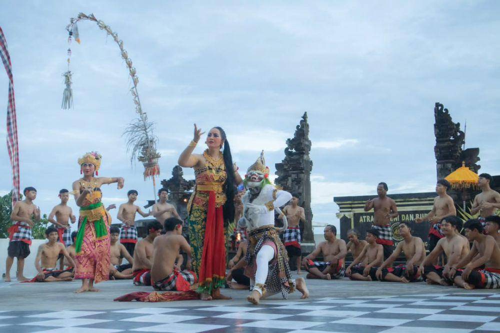 pertunjukan Tari Kecak Api di Pantai Pandawa (instagram.com/pantaipandawabali)