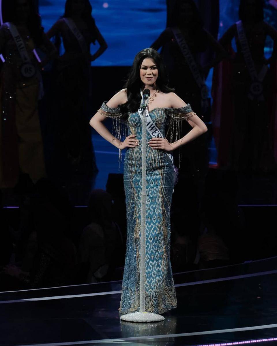 Potret Jajaran 16 Besar Puteri Indonesia 2025 Saat Sesi Speech (Instagram.com/officialputeriindonesia)