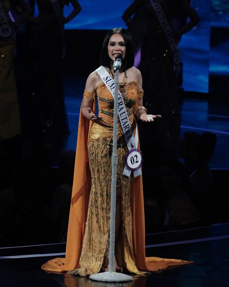 Potret Jajaran 16 Besar Puteri Indonesia 2025 Saat Sesi Speech (Instagram.com/officialputeriindonesia)