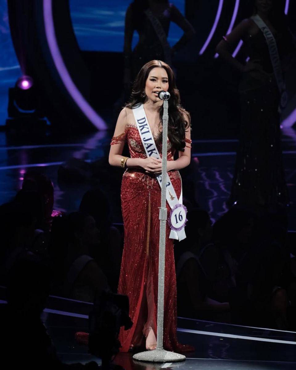 Potret Jajaran 16 Besar Puteri Indonesia 2025 Saat Sesi Speech (Instagram.com/officialputeriindonesia)