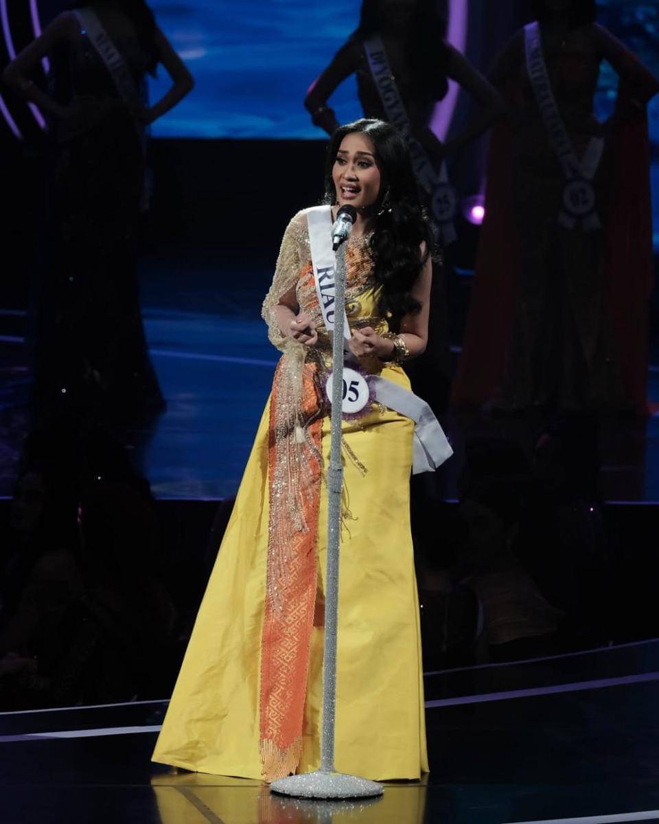 Potret Jajaran 16 Besar Puteri Indonesia 2025 Saat Sesi Speech (Instagram.com/officialputeriindonesia)