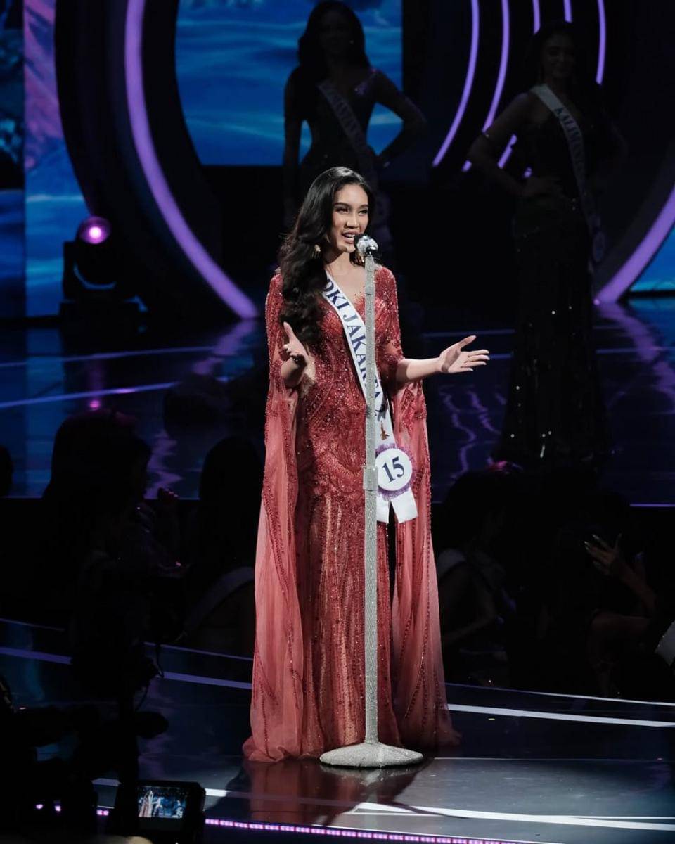 Potret Jajaran 16 Besar Puteri Indonesia 2025 Saat Sesi Speech (Instagram.com/officialputeriindonesia)