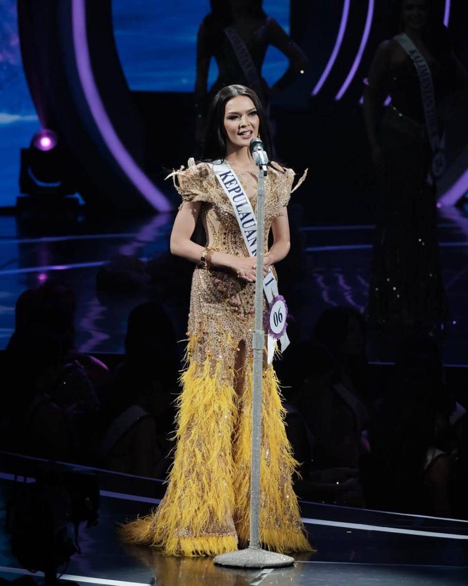 Potret Jajaran 16 Besar Puteri Indonesia 2025 Saat Sesi Speech (Instagram.com/officialputeriindonesia)