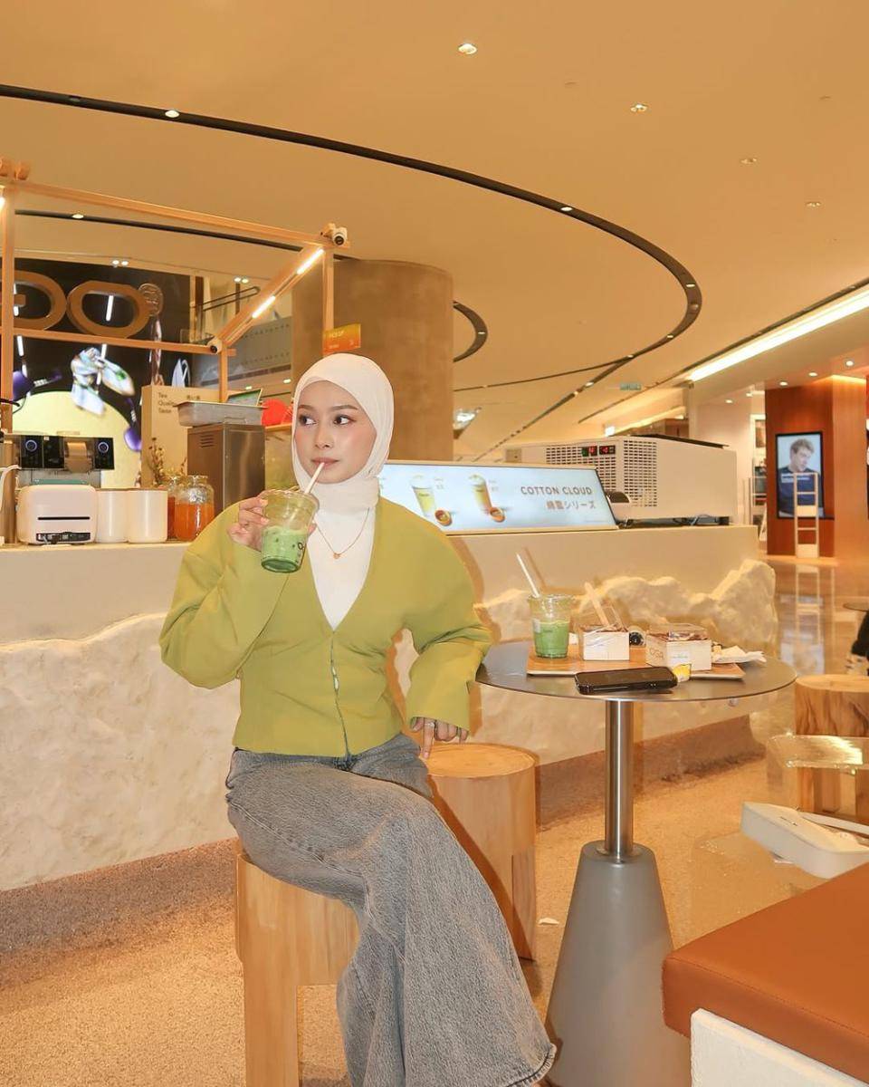 Inspirasi OOTD ala Erna Liyana (instagram.com/yana.strawberry)