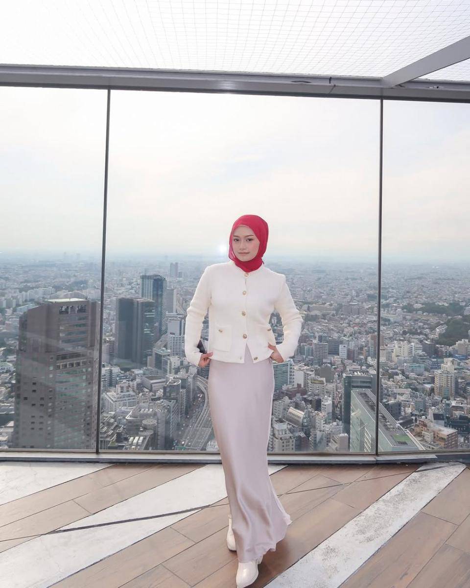 Inspirasi OOTD ala Erna Liyana (instagram.com/yana.strawberry)
