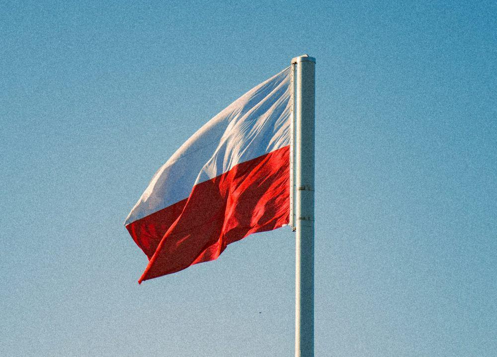 bendera Polandia (unsplash.com/v_bogutski)