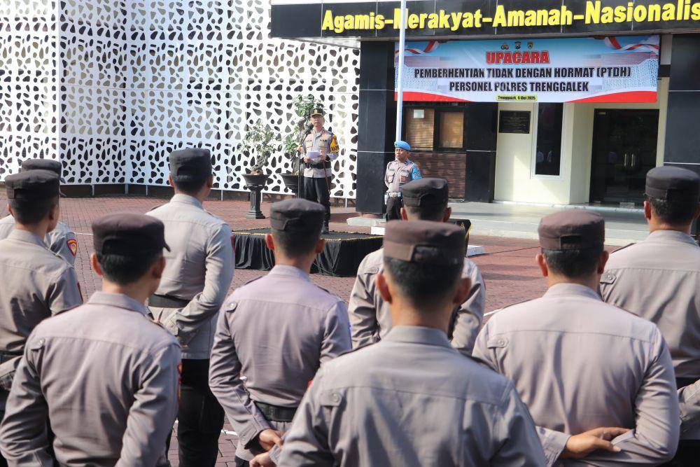 Prosesi upacara PTDH di halaman Mapolres Trenggalek. IDN Times/ istimewa