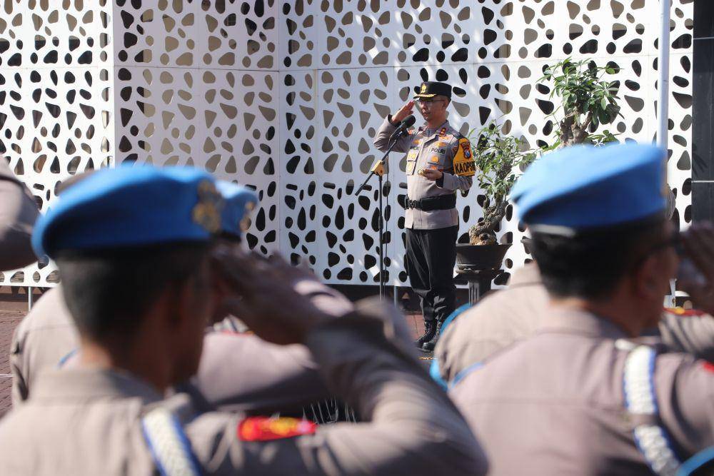 Prosesi upacara PTDH di halaman Mapolres Trenggalek. IDN Times/ istimewa