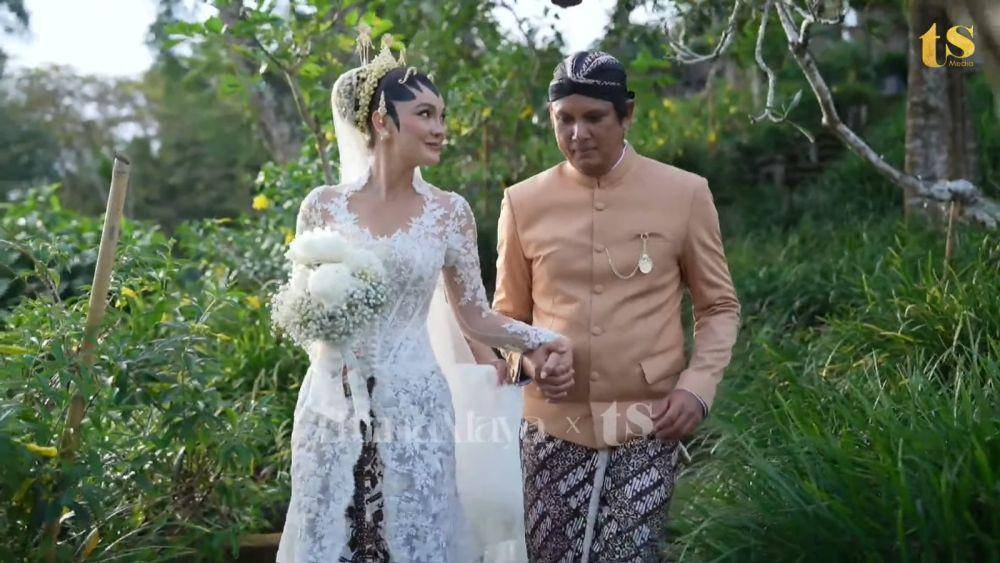 gaya Luna Maya saat akad nikah (youtube.com/Luna Maya dan TS Media)